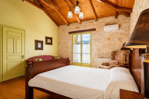 3 habitaciones, tabla de planchar con plancha, wifi y ropa de cama 