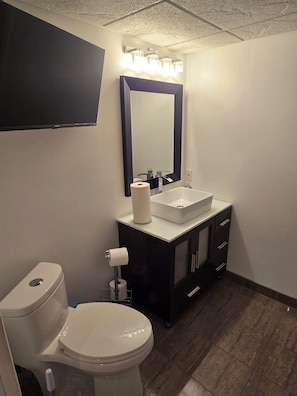 Séchoir à cheveux, serviettes fournies, savon, papier de toilette