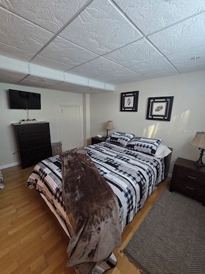 1 bedroom, iron/ironing board, internet, bed sheets