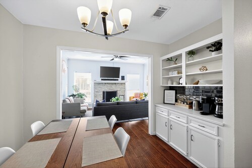 Vibrant Dallas 3BR/2BA Home•Minutes to DFW•AT&T Stadium & Downtown Dallas