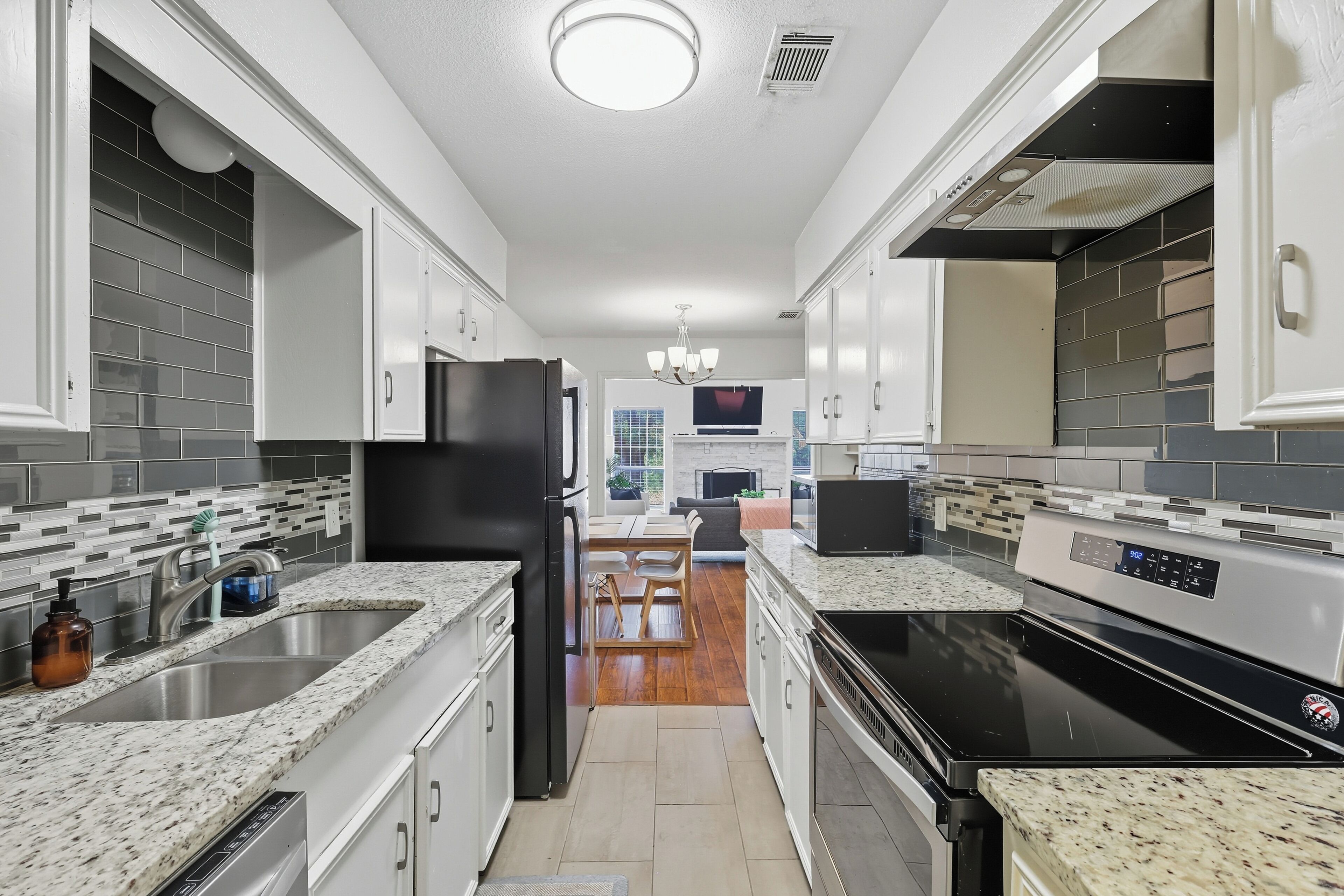 Jääkaappi, mikroaaltouuni, uuni, liesi