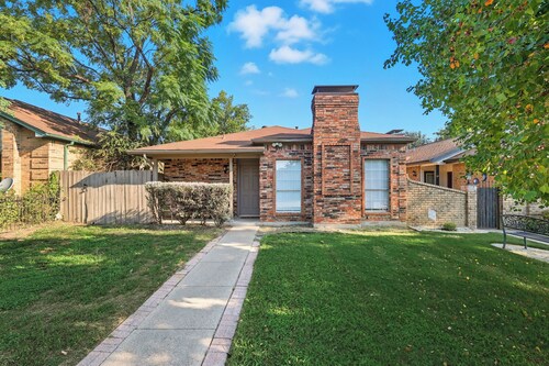 Lively 3BR Dallas Home • Mins to DFW • AT&T Stadium • Mini Golf • BBQ• Sleeps 10