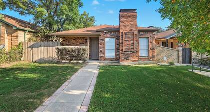 Lively 3BR Dallas Home • Mins to DFW • AT&T Stadium • Mini Golf • BBQ• Sleeps 10