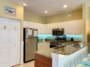 Kjøleskap, mikrobølgeovn, ovn og kokeplater