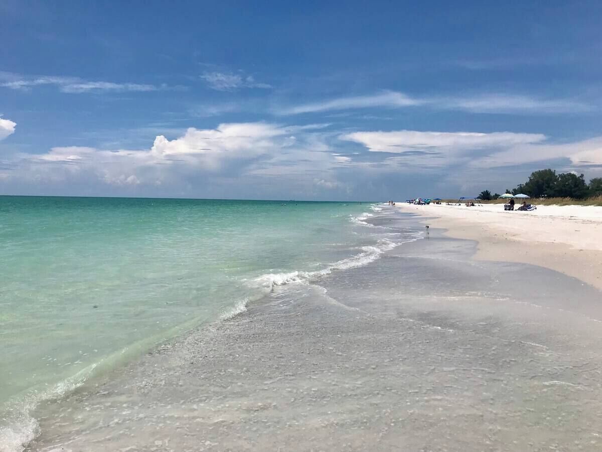 Accommodatie ligt op het strand, ligstoelen, strandlakens