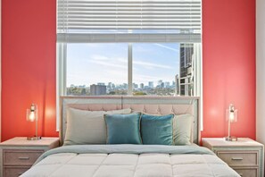 Escritorio, tabla de planchar con plancha, wifi y ropa de cama 