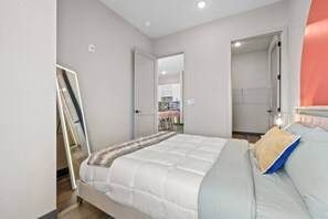 Escritorio, tabla de planchar con plancha, wifi y ropa de cama 