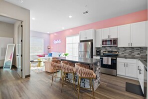 Geladeira, micro-ondas, fogão, cooktop