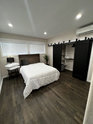 Iron/ironing board, WiFi, bed sheets - Fully Furnished Midterm Apartment – Move-In Ready (Moses Lake)