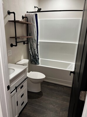 Hair dryer, towels, toilet paper - Fully Furnished Midterm Apartment – Move-In Ready (Moses Lake)