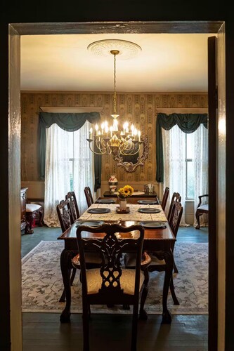 Commodore Bed & Breakfast / Green Room