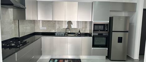 冰箱、微波炉、烤箱、炉灶