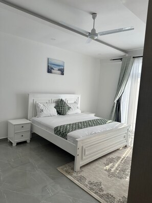 2 habitaciones, escritorio, tabla de planchar con plancha y wifi gratis