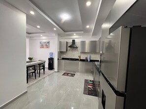 Kjøleskap, mikrobølgeovn, ovn og kokeplater