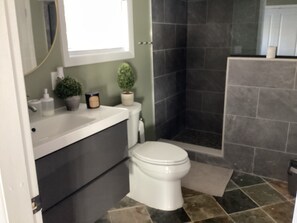 Een douche, een haardroger, een bidet, handdoeken