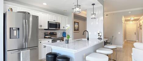 Microondas, horno, placa de cocina, lavavajillas