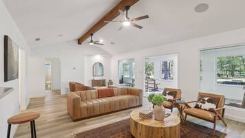 Smart-TV, Kamin, Tischfußball, Tischtennisplatte