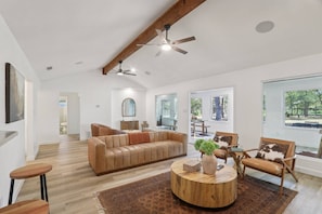 تلفزيون ذكي، مدفأة، كرة قدم الطاولة، تنس طاولة