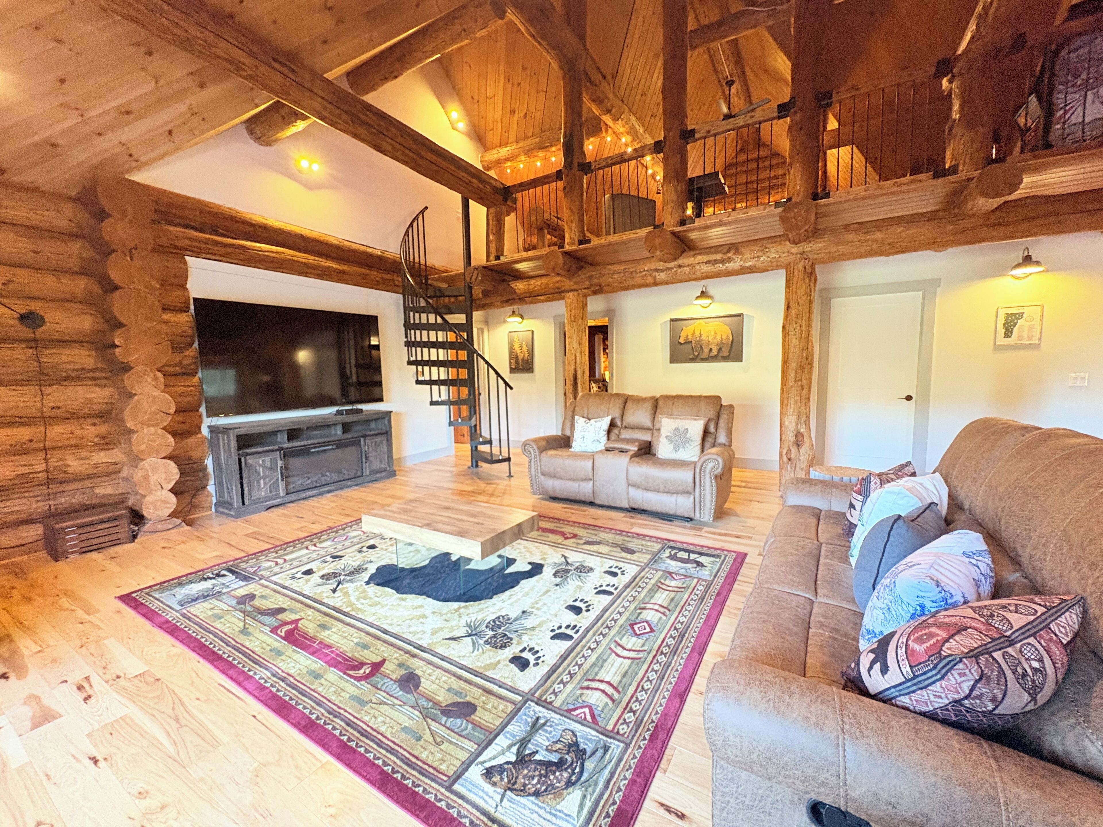 Smart TV, chimenea, futbolito y libros 