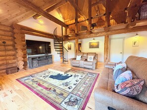 Televisor intel·ligent, llar de foc, futbolí i llibres