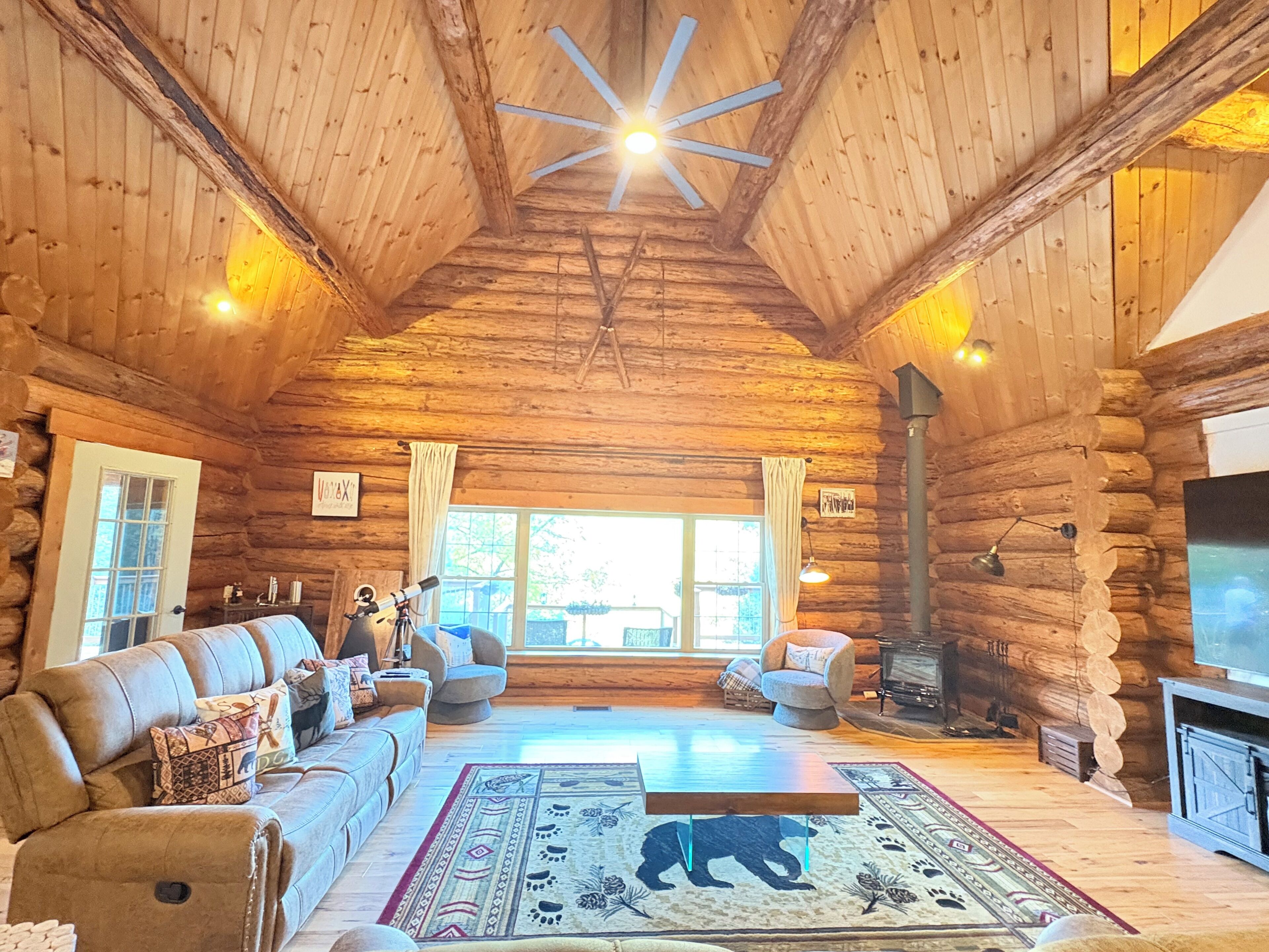 تلفزيون ذكي، مدفأة، كرة قدم الطاولة، كُتُب