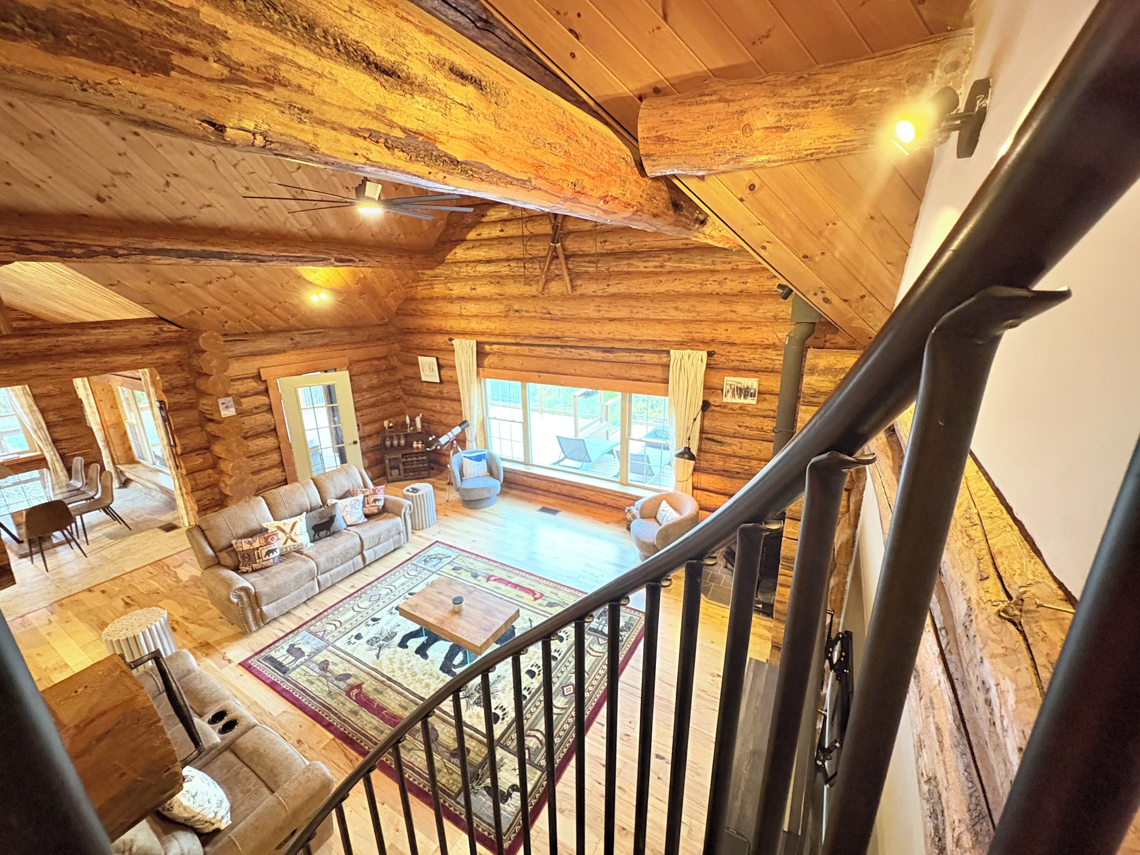 Una Smart TV, una chimenea, un futbolín, libros