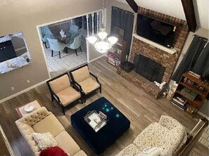 TV - Spacious 6-bedroom Home Perfect for Large Groups! (Orange)