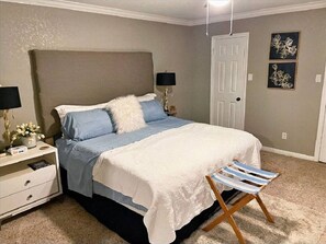 6 bedrooms, WiFi, bed sheets - Spacious 6-bedroom Home Perfect for Large Groups! (Orange)