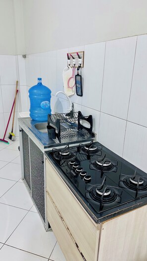 Oven, stovetop - Apartment in Doca, on the edge of Belém city center - walk to everything - close to everything (Belém)