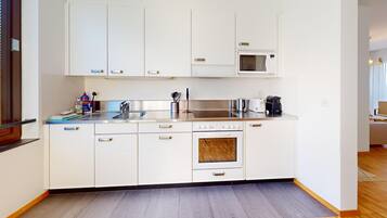 Appartement Deluxe, balcon | Cuisine privée | Réfrigérateur, micro-ondes, four, plaque de cuisson