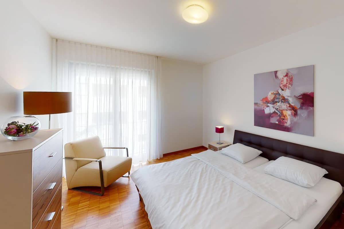 Comfort Penthouse | Desk, laptop workspace, iron/ironing board, free WiFi