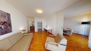 Comfort-huoneisto, parveke | Työpöytä, kannettavalle tietokoneelle sopiva työtila