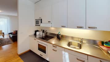 Kylskåp, mikrovågsugn, ugn och spishäll