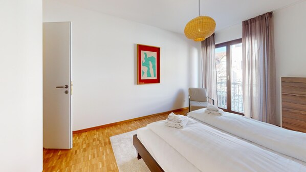 Apartamento luxo, sacada | Escrivaninha, espaço de trabalho para notebook