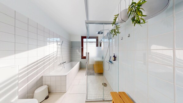 Appartement Deluxe, 1 chambre, balcon | Salle de bain | Douche, articles de toilette (gratuits), séchoir à cheveux