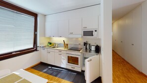 Cobertura conforto | Cozinha privada | Geladeira, micro-ondas, fogão, cooktop