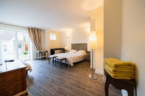4 bedrooms, iron/ironing board, travel crib, WiFi (free)