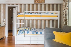 5 chambres, fer et planche à repasser, lit de bébé portatif
