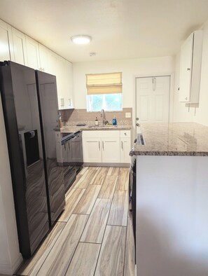 Een koelkast, een microgolfoven, een oven, een kookplaat