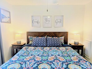 3 bedrooms, desk, iron/ironing board, free WiFi - Walk to Bay & Downtown. Lido Key Beach&St. Armands 3.9mi/Siesta Key Village 7mi. (Sarasota)