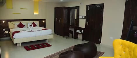 Chambre romantique double | Espace de travail pour ordinateurs portables, fer et planche Ă repasser