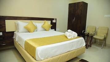Deluxe Double Room | Laptop workspace, iron/ironing board, free WiFi