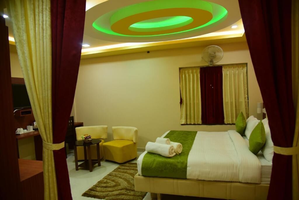 Laptop workspace, iron/ironing board, free WiFi