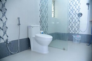 Pantuflas, toallas, jabón, shampoo