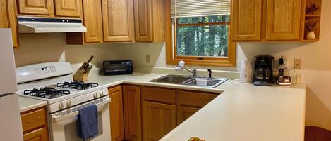 Een koelkast, een oven, een kookplaat, een vaatwasser