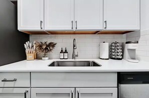 Mikrobølgeovn, ovn, kokeplater og oppvaskmaskin