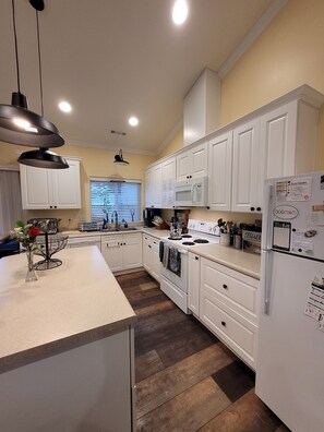 ثلاجة، ميكروويف، فرن، موقد طهي مسطح