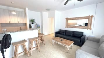 Departamento Deluxe, 2 habitaciones, vista a la alberca | Servicio a la habitación