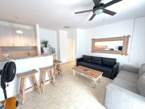 Departamento Deluxe, 2 habitaciones, vista a la alberca | Servicio a la habitación