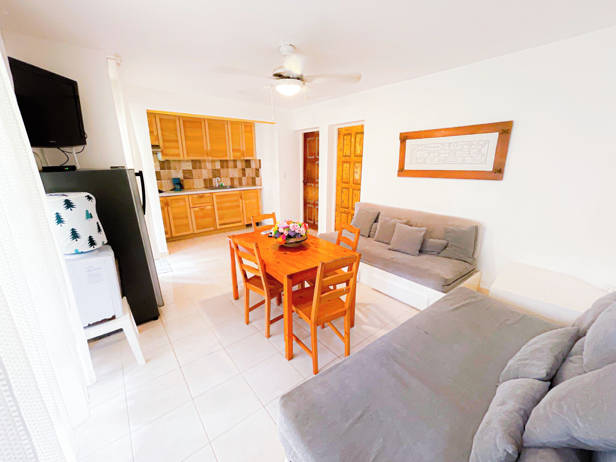 Villa superior, 2 habitaciones, cocina, en el área del jardín | Cocina privada | Refrigerador, microondas, parrilla de estufa y cafetera y tetera 